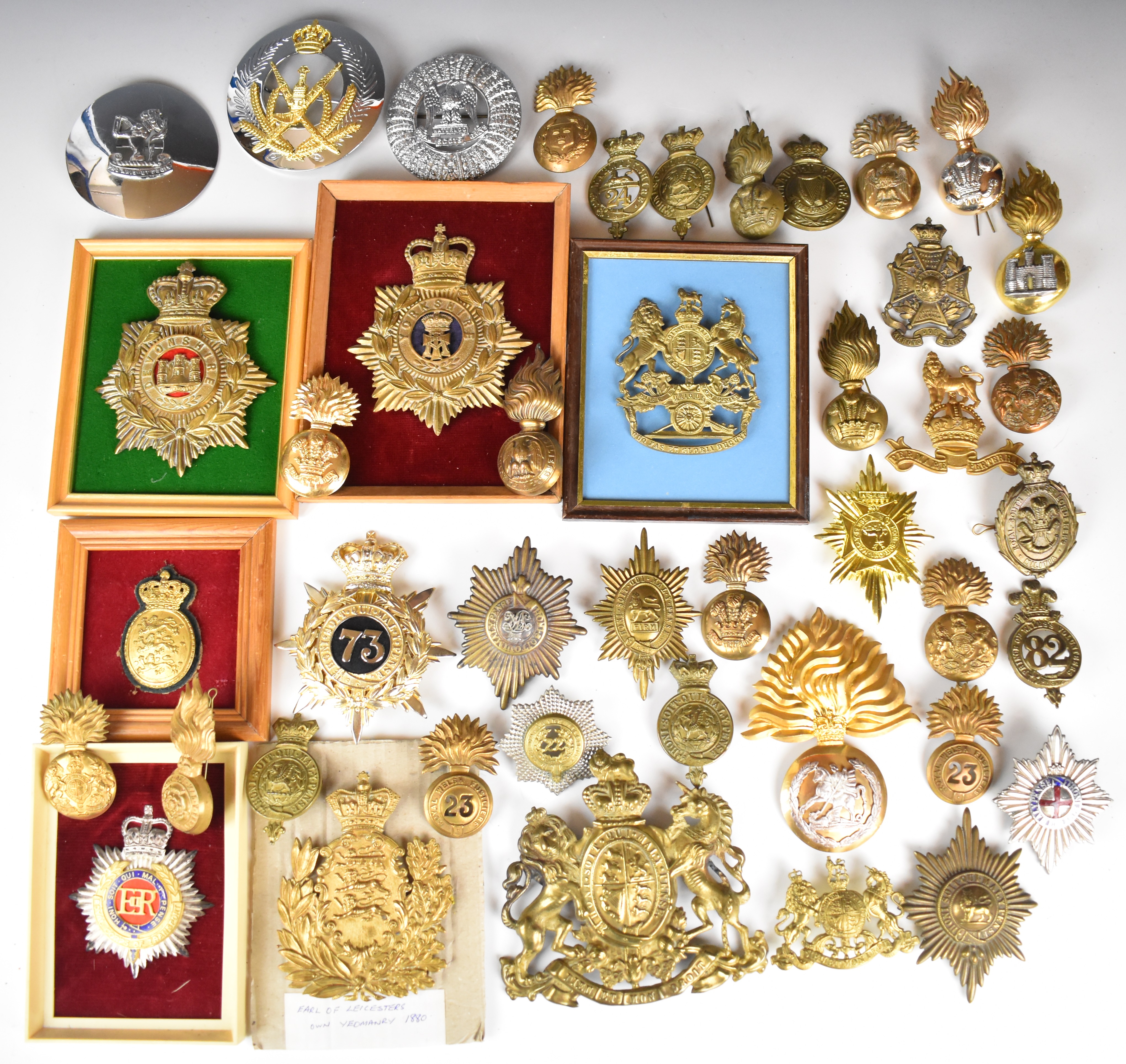 Collection of approximately 40 British Army badges for Glengarry, bearskin and other headwear - Image 8 of 14