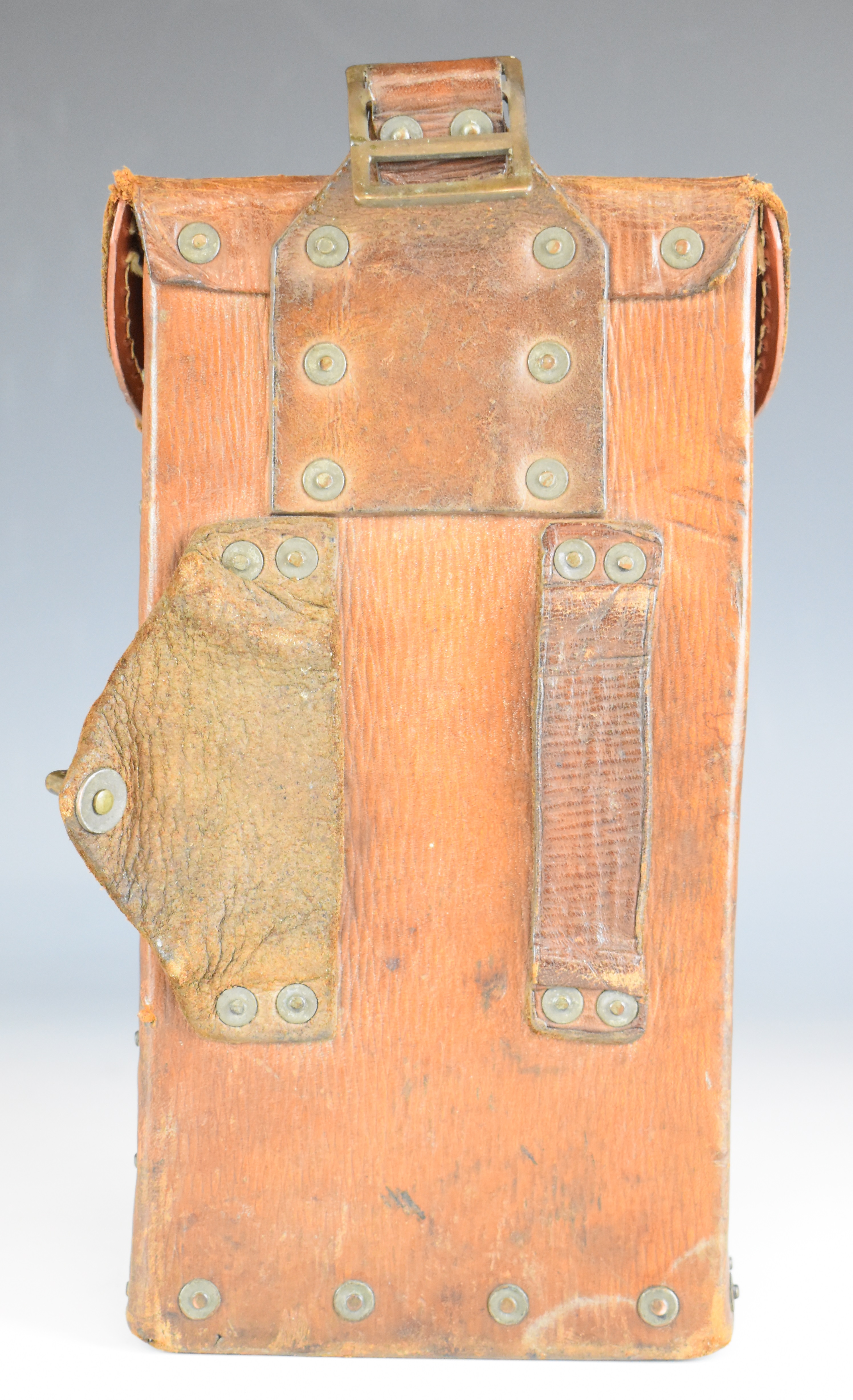 WW2 British army leather magazine pouch or holster with brass fittings, 24 x 12 x 7.5cm. - Image 3 of 6