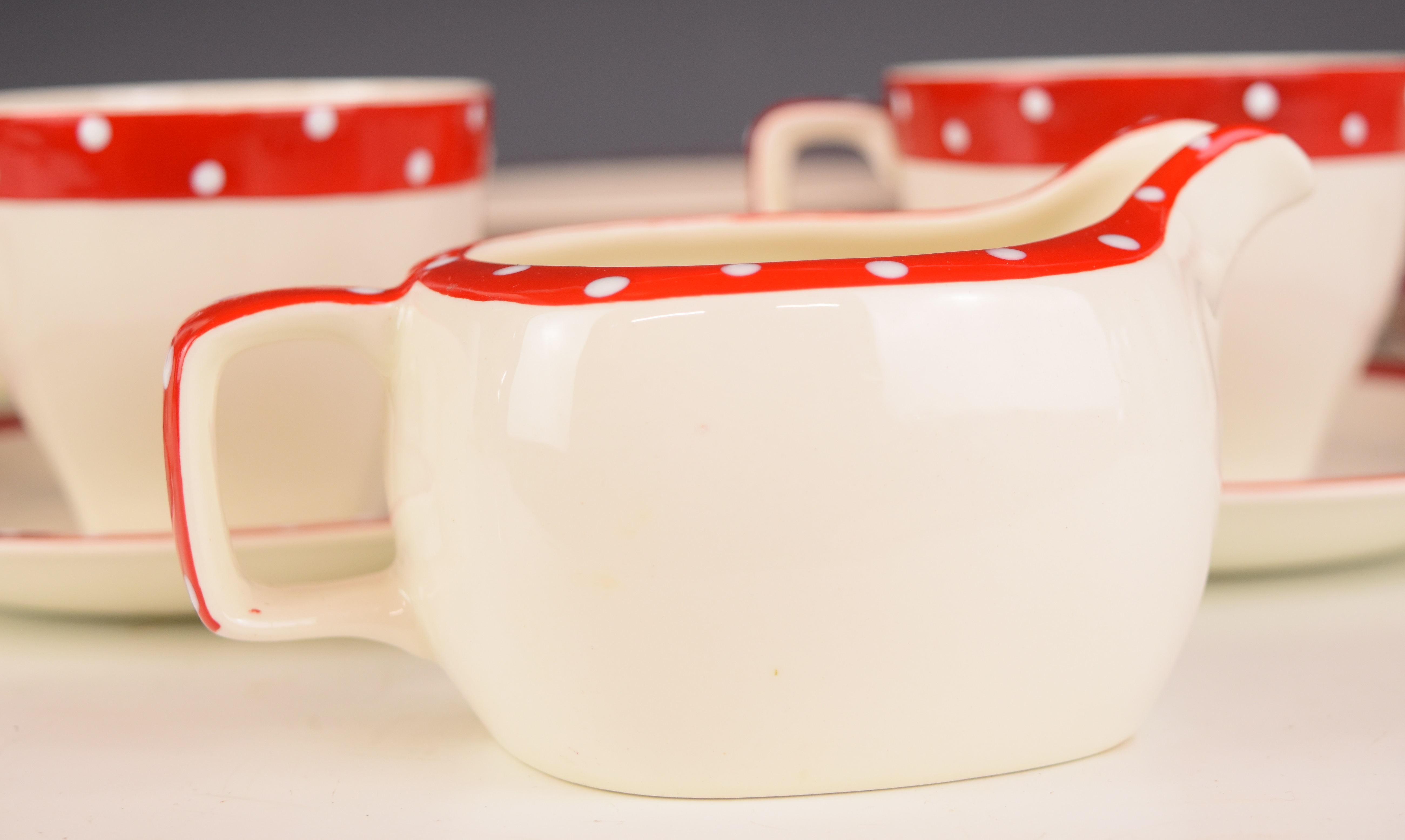 Midwinter Stylecraft tea and dinnerware decorated in the Red Domino pattern, approximately 27 - Image 3 of 5