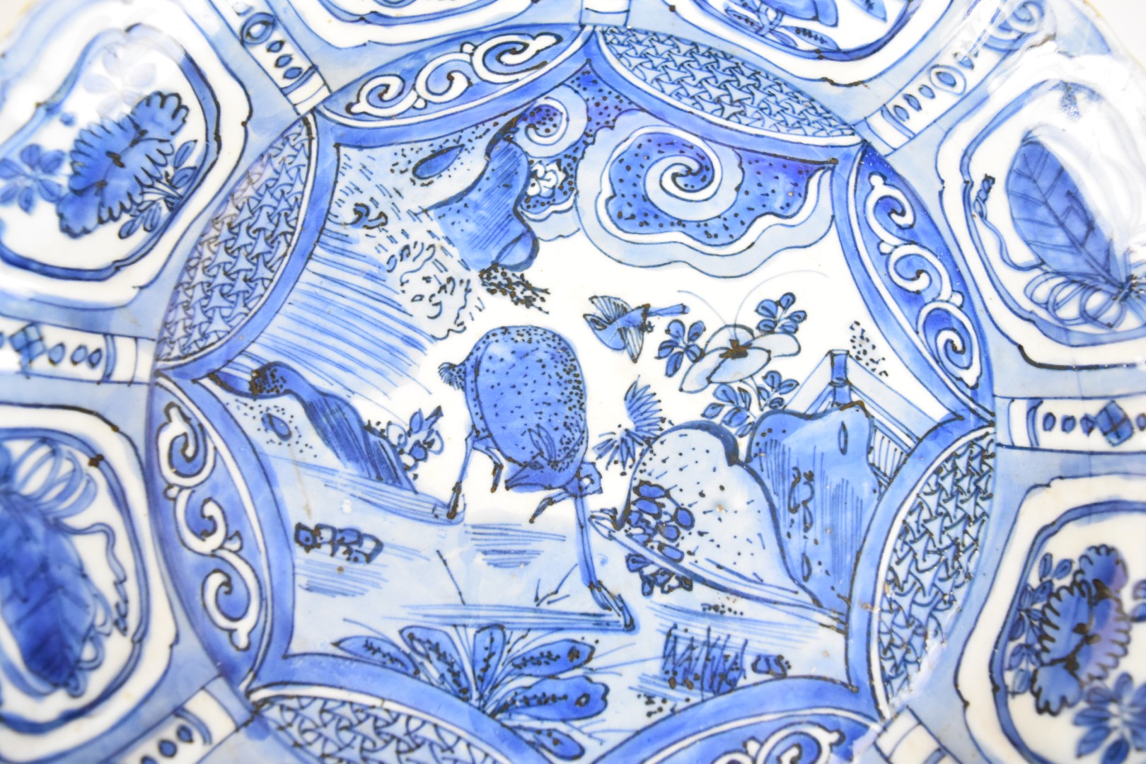 18th / 19thC Chinese Kraak porcelain charger with central decoration, diameter 31cm - Image 7 of 10
