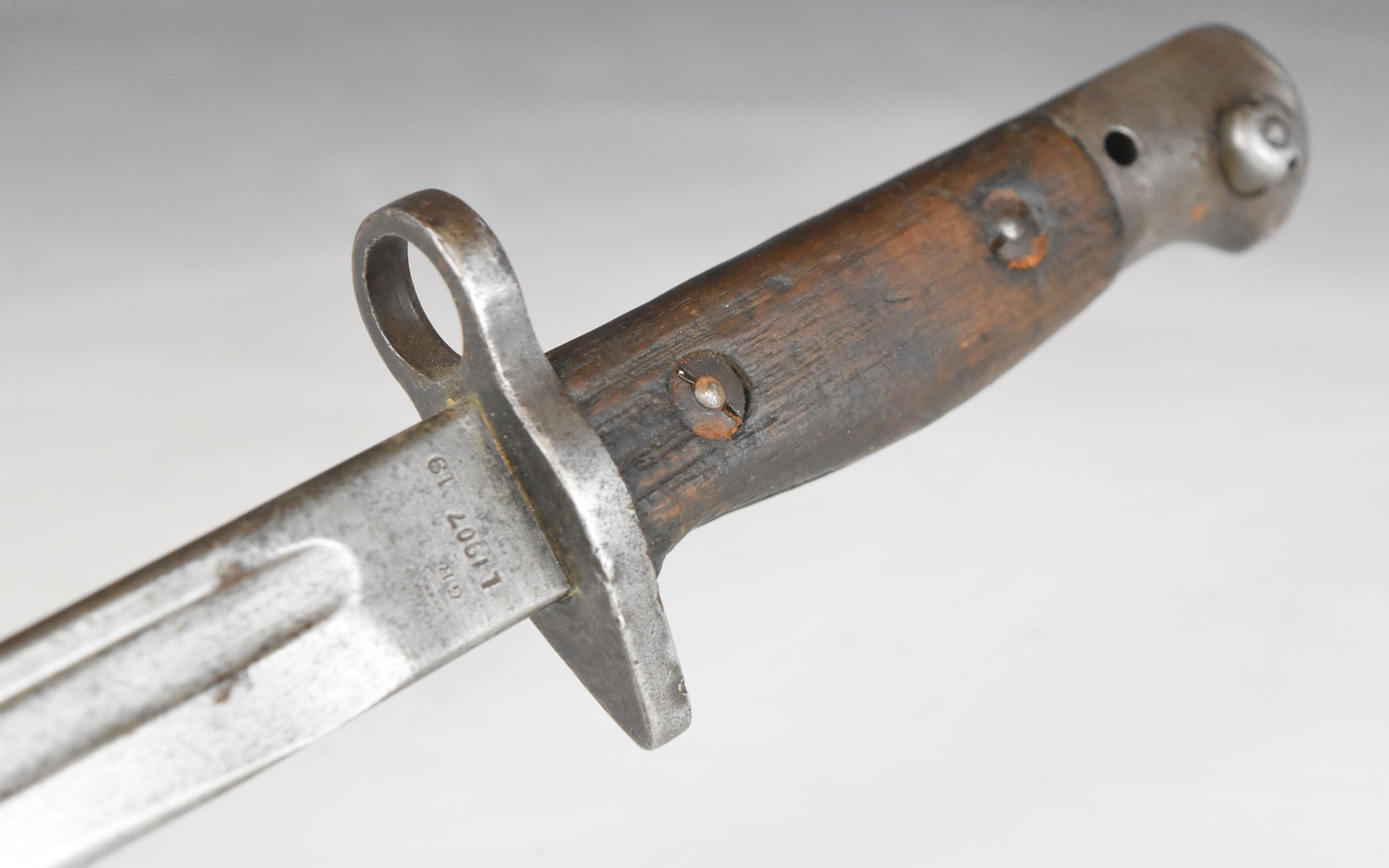 British WW1 1907 pattern bayonet with good stamps to ricasso and 43cm fullered straight blade. - Image 5 of 8