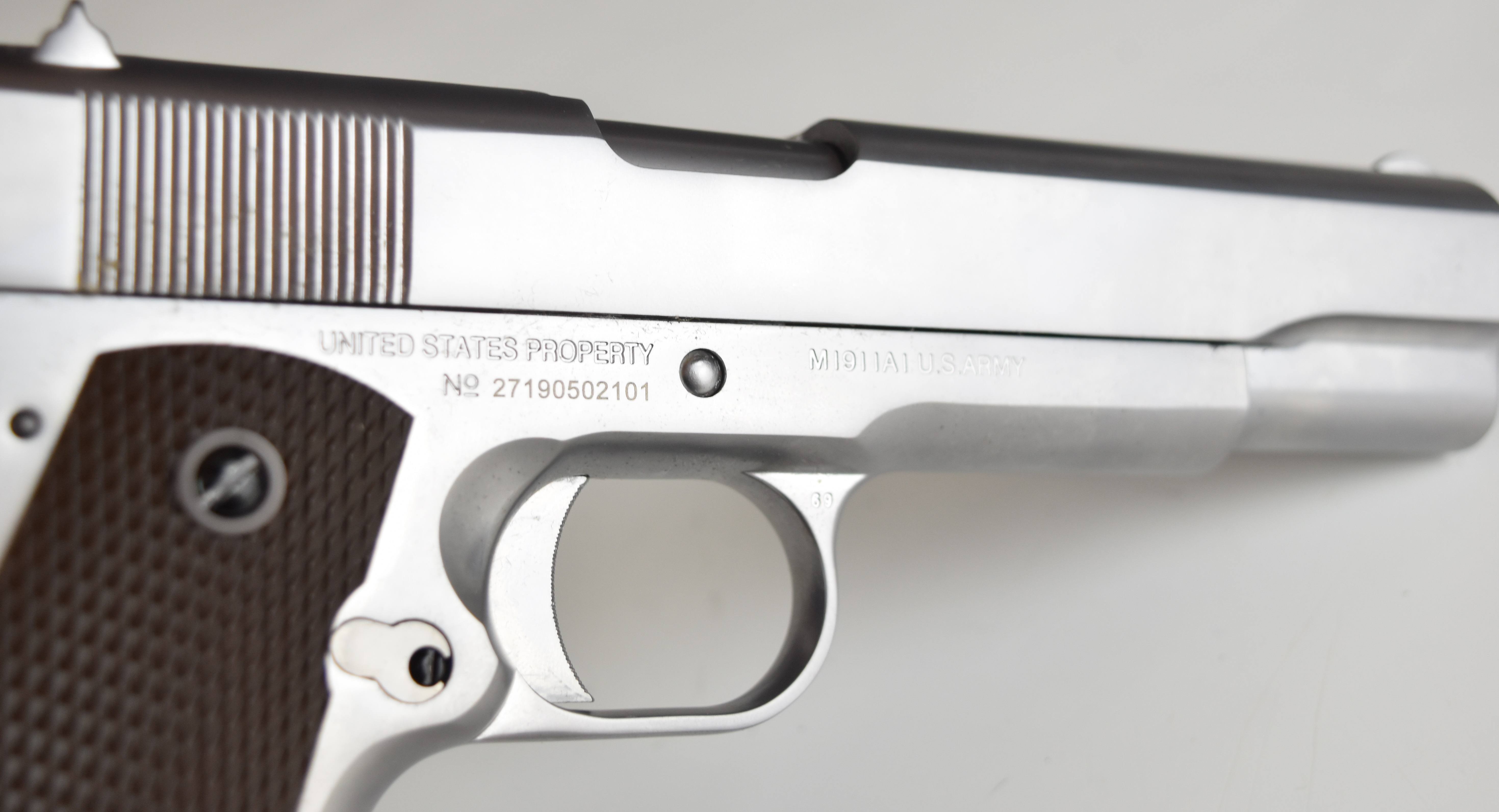 Cybergun Colt 1911 6mm CO2 airsoft pistol with chequered faux wooden grips, multi-shot magazine - Image 15 of 16