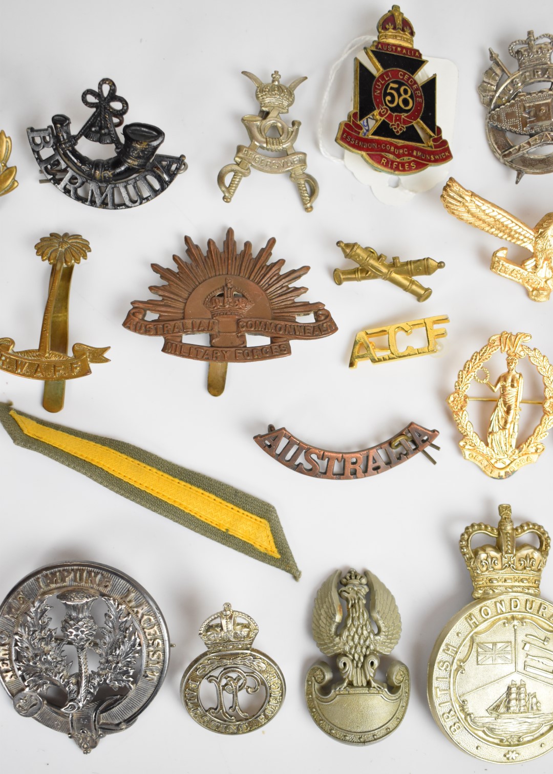Approximately twenty overseas cap badges / badges including Australia Tank Regiment, South Africa - Image 4 of 5