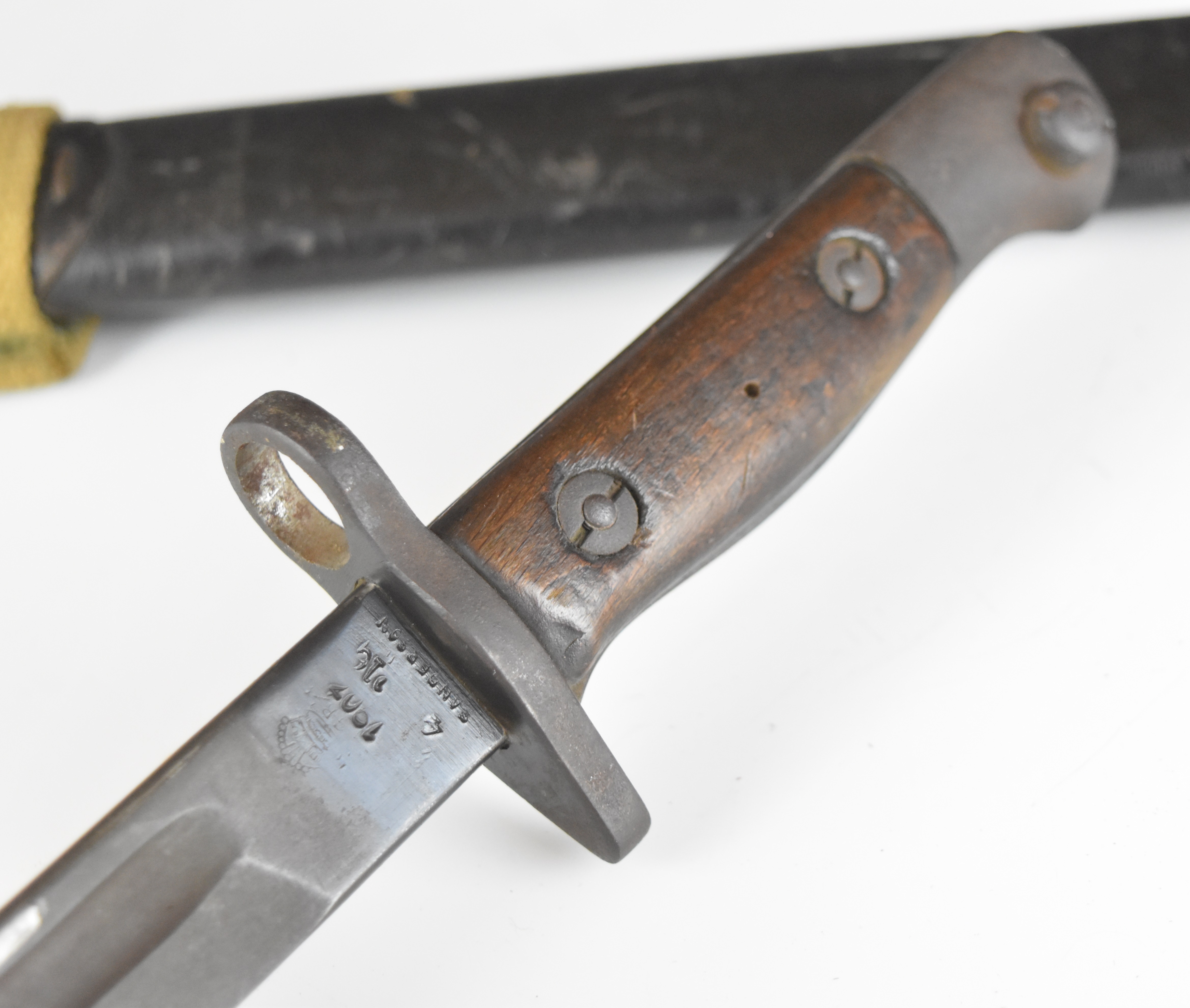 British WW1 1907 sword bayonet by Sanderson, with some good stamps to the ricasso, 43cm fullered - Image 3 of 16
