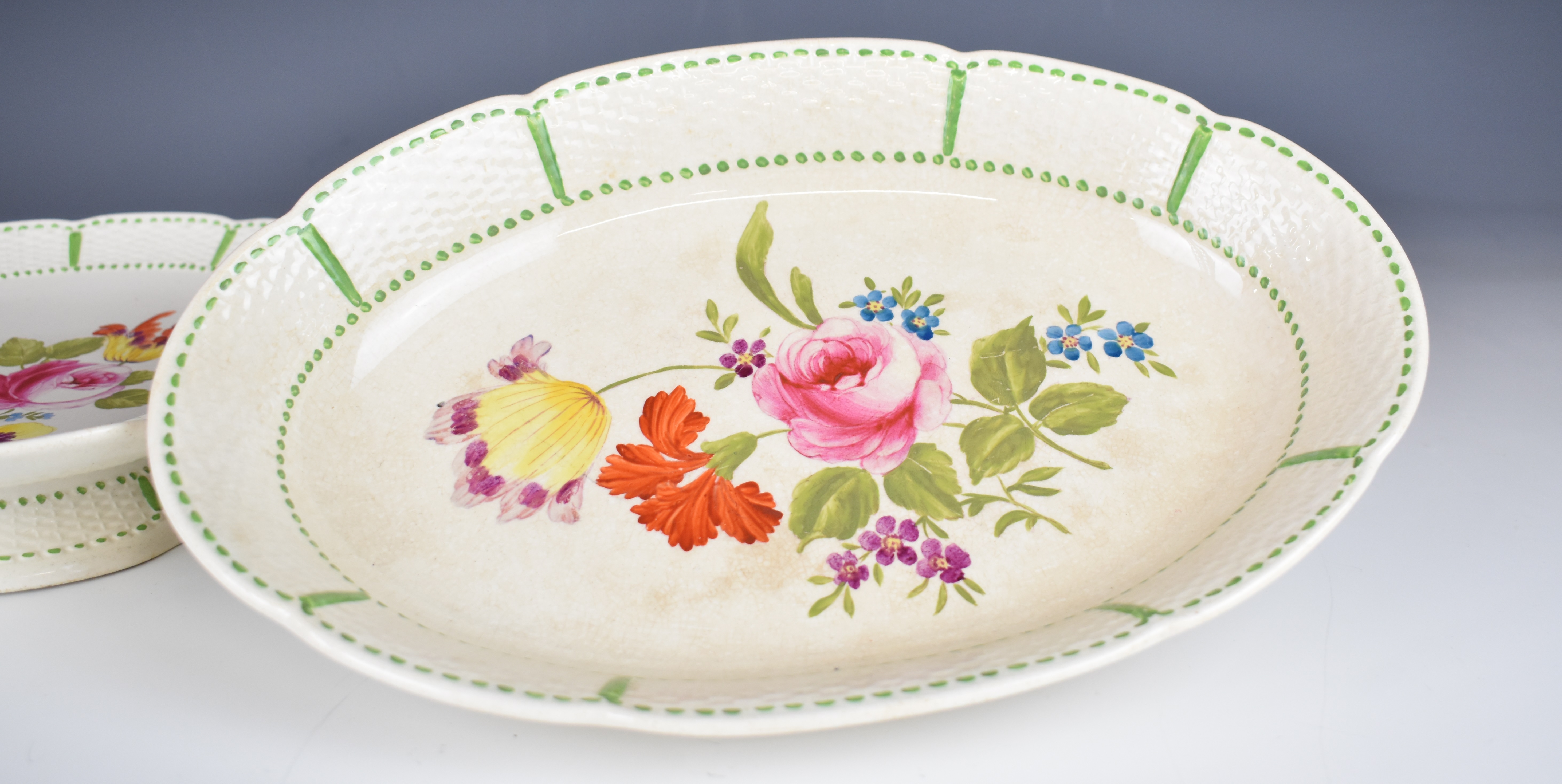 Wedgwood dessert set with relief moulded basket weave surround and floral decoration, comprising - Image 2 of 7