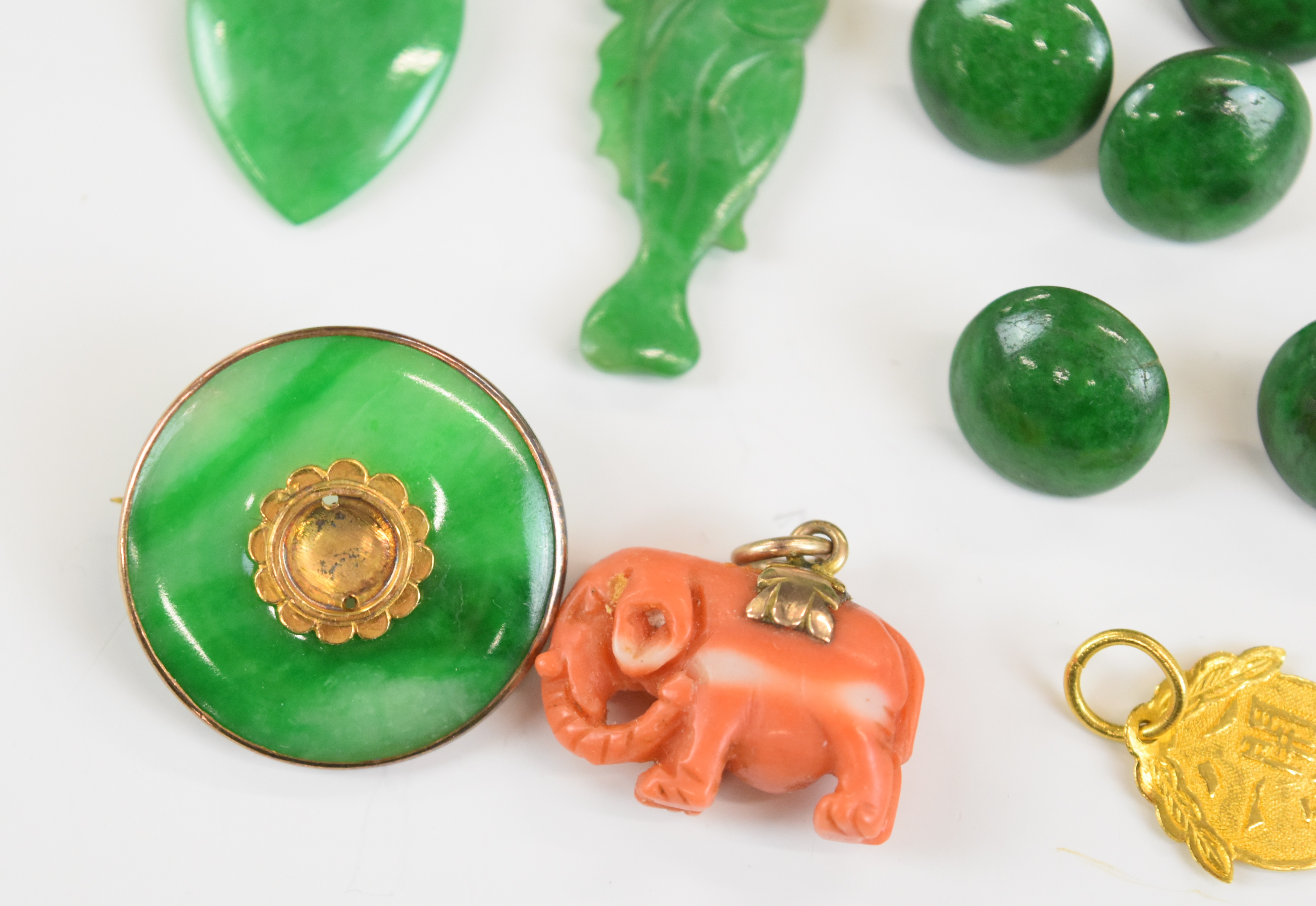 A yellow metal pendant (tests as 18k, 1g), two jadeite pendants one carved in the form of a fish and - Image 5 of 10