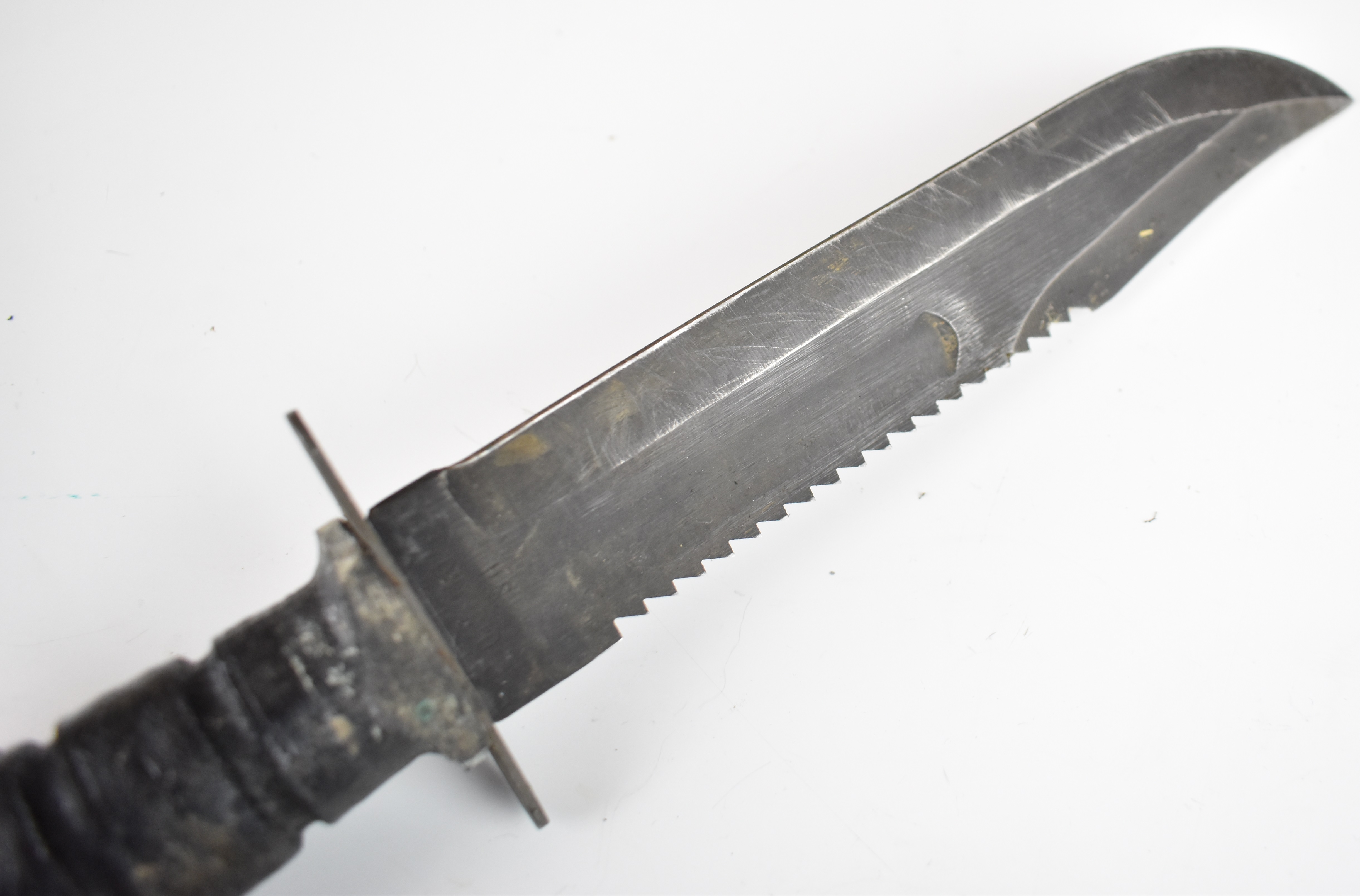 Kalashnikov AK47 bayonet with composite grips stamped 689, 14cm part serrated blade and scabbard, - Image 4 of 10