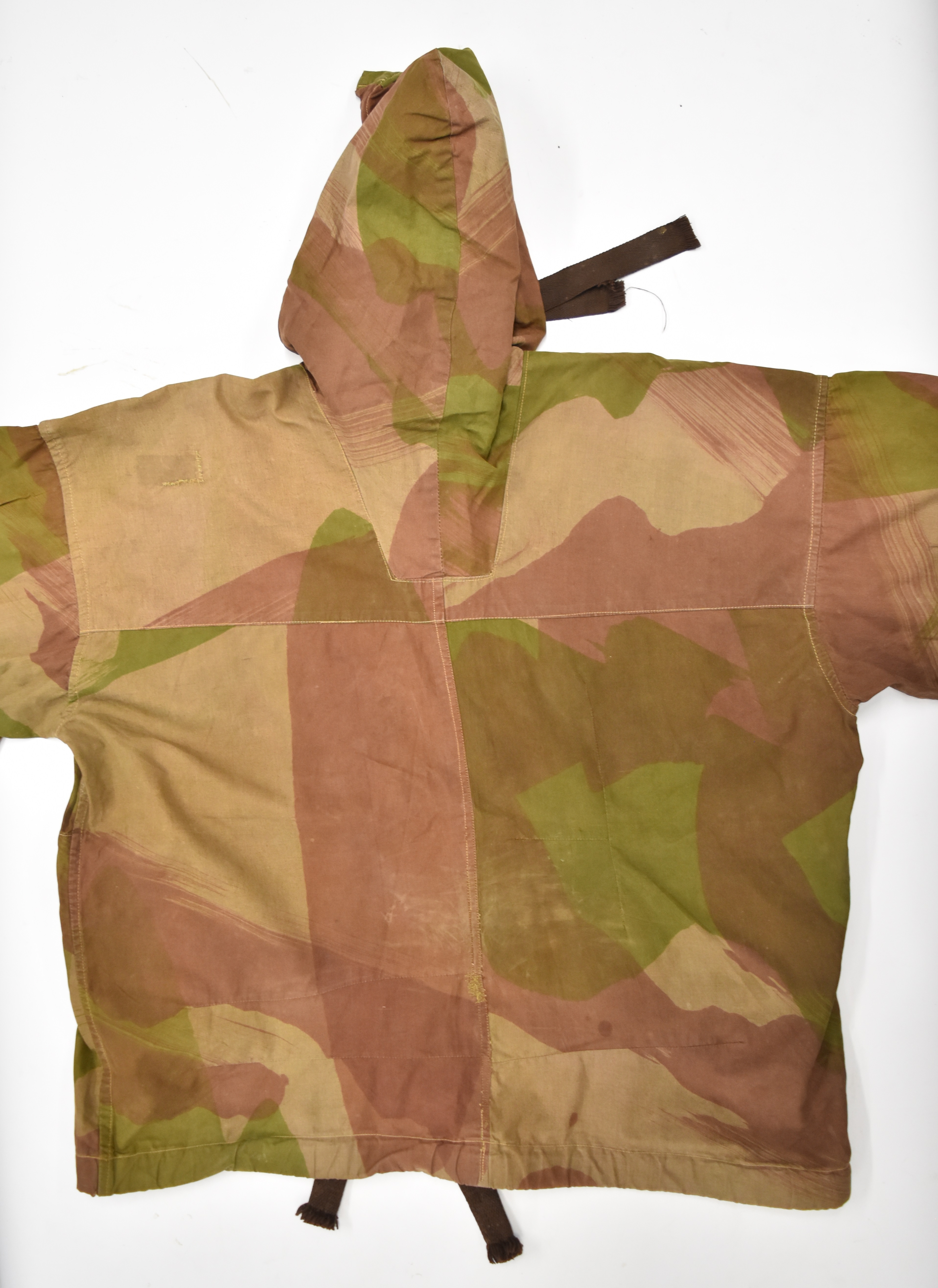 British WW2 SAS windproof camouflage smock with two breast and two lower pockets, integrated hood, - Image 2 of 4