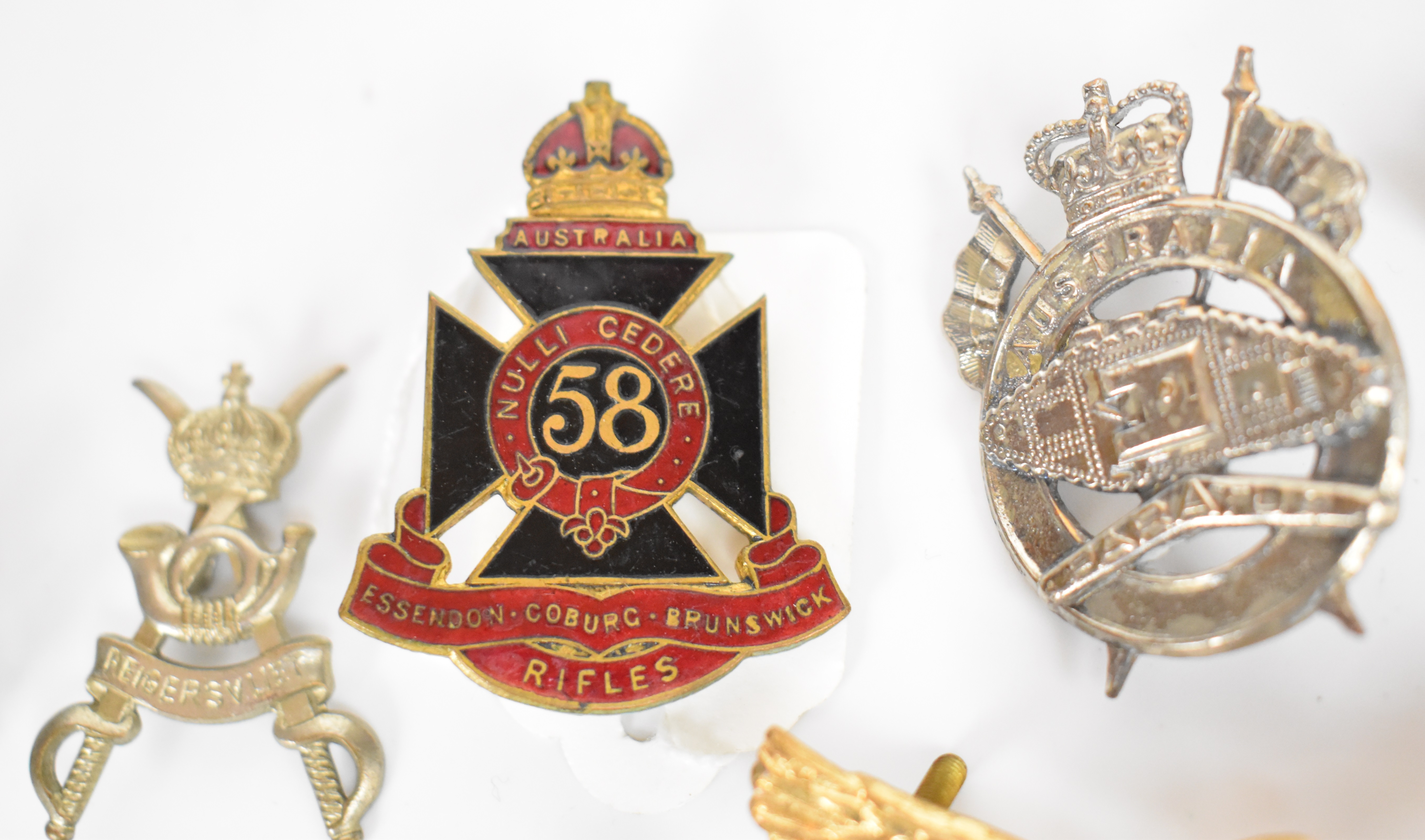 Approximately twenty overseas cap badges / badges including Australia Tank Regiment, South Africa - Image 5 of 5