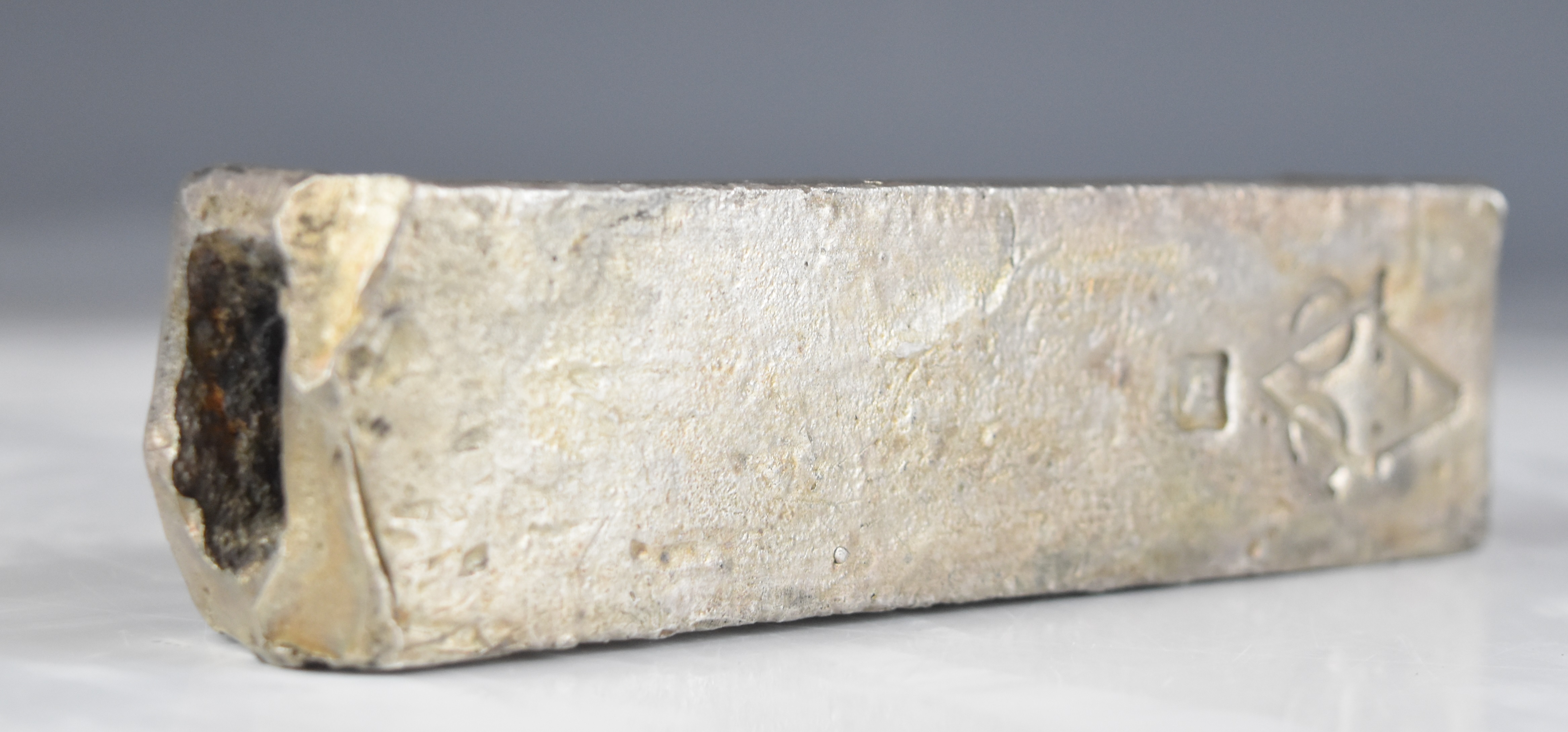 Dutch East India Company (VOC) silver ingot salvaged from the Rooswijk Cargo, c1739, stamped with - Bild 2 aus 5