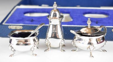 Elkington Elizabeth II hallmarked silver three piece cruet set with blue glass liners, Birmingham