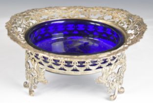 Edward VII hallmarked silver serving dish with blue glass liner, pierced decoration and raised on