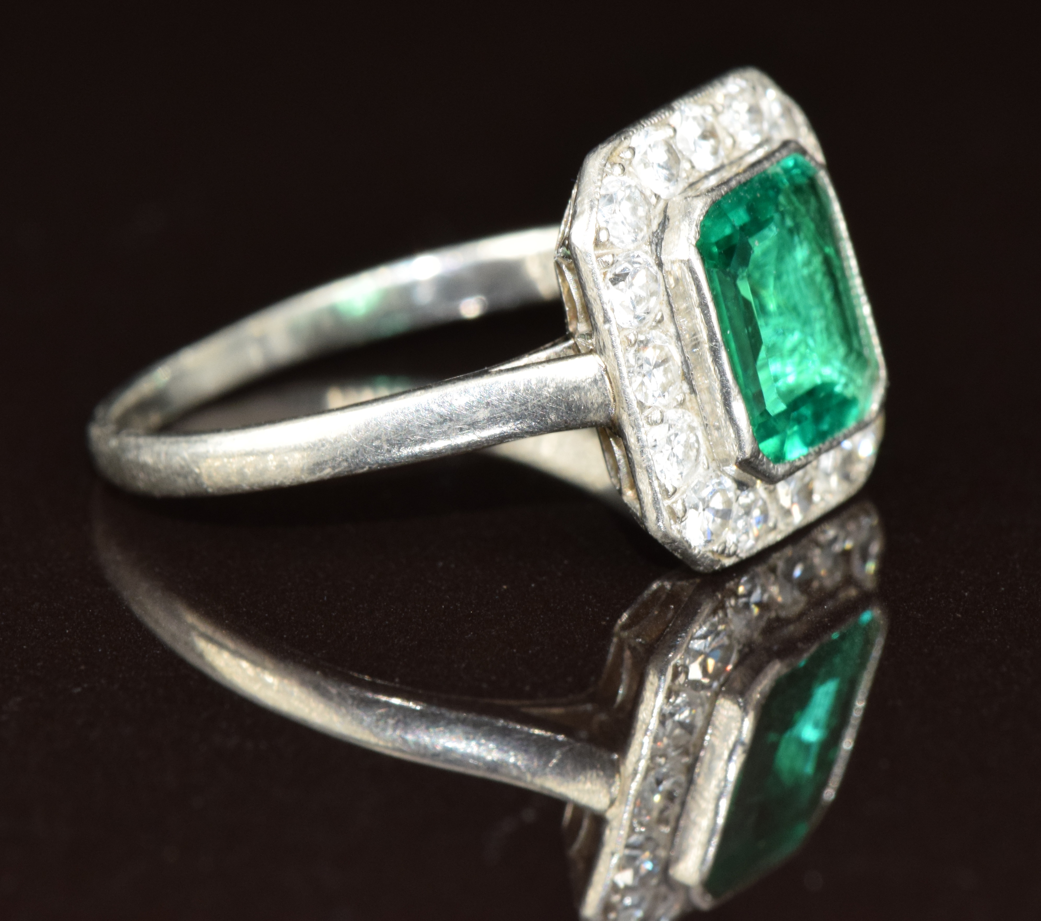 Art Deco platinum ring set with an emerald cut emerald of approximately 1ct surrounded by 16 round - Image 4 of 4