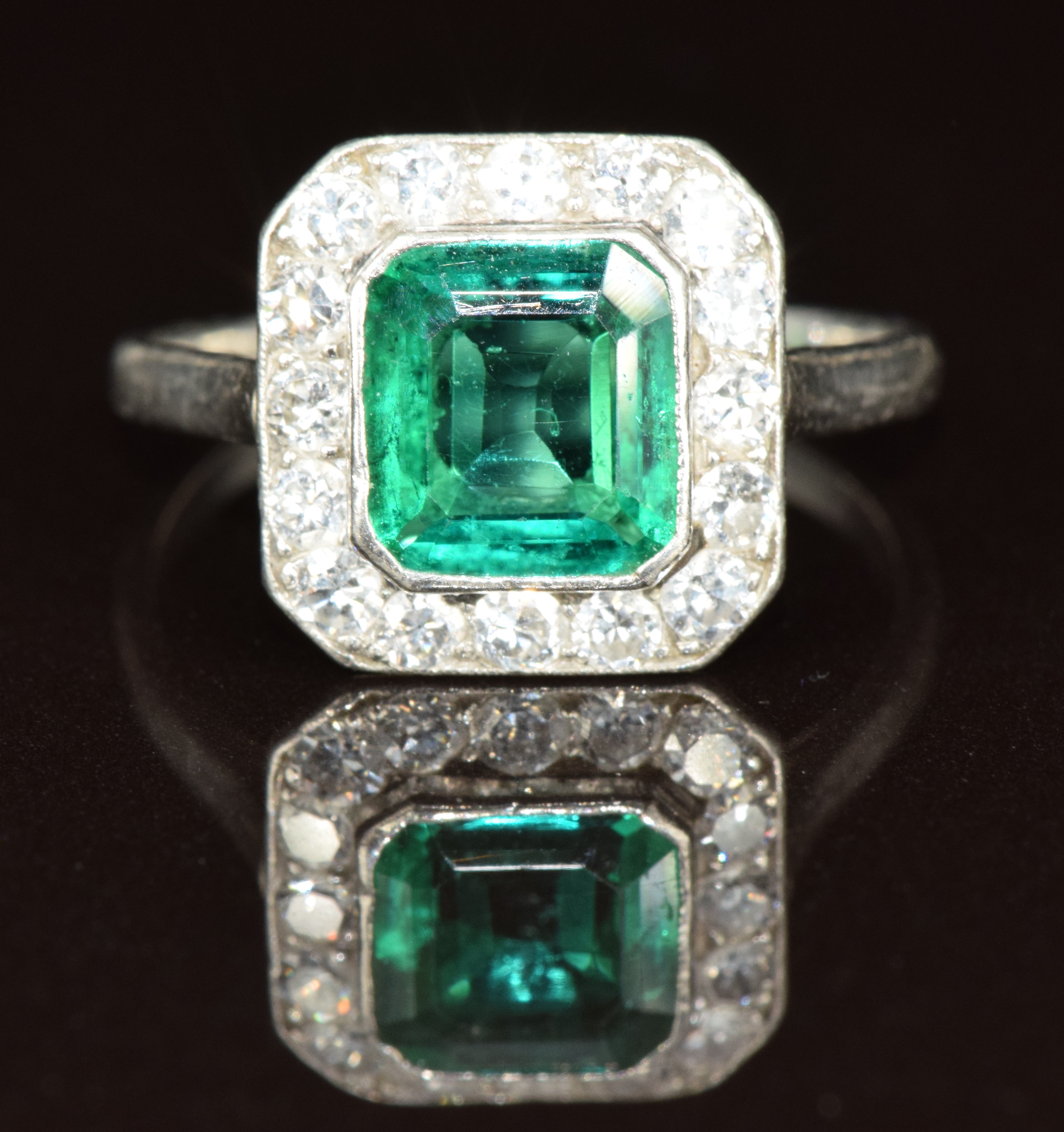 Art Deco platinum ring set with an emerald cut emerald of approximately 1ct surrounded by 16 round - Image 2 of 4