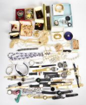 A collection of jewellery including Art Deco lorgnette, vintage brooches, silver brooch set with a