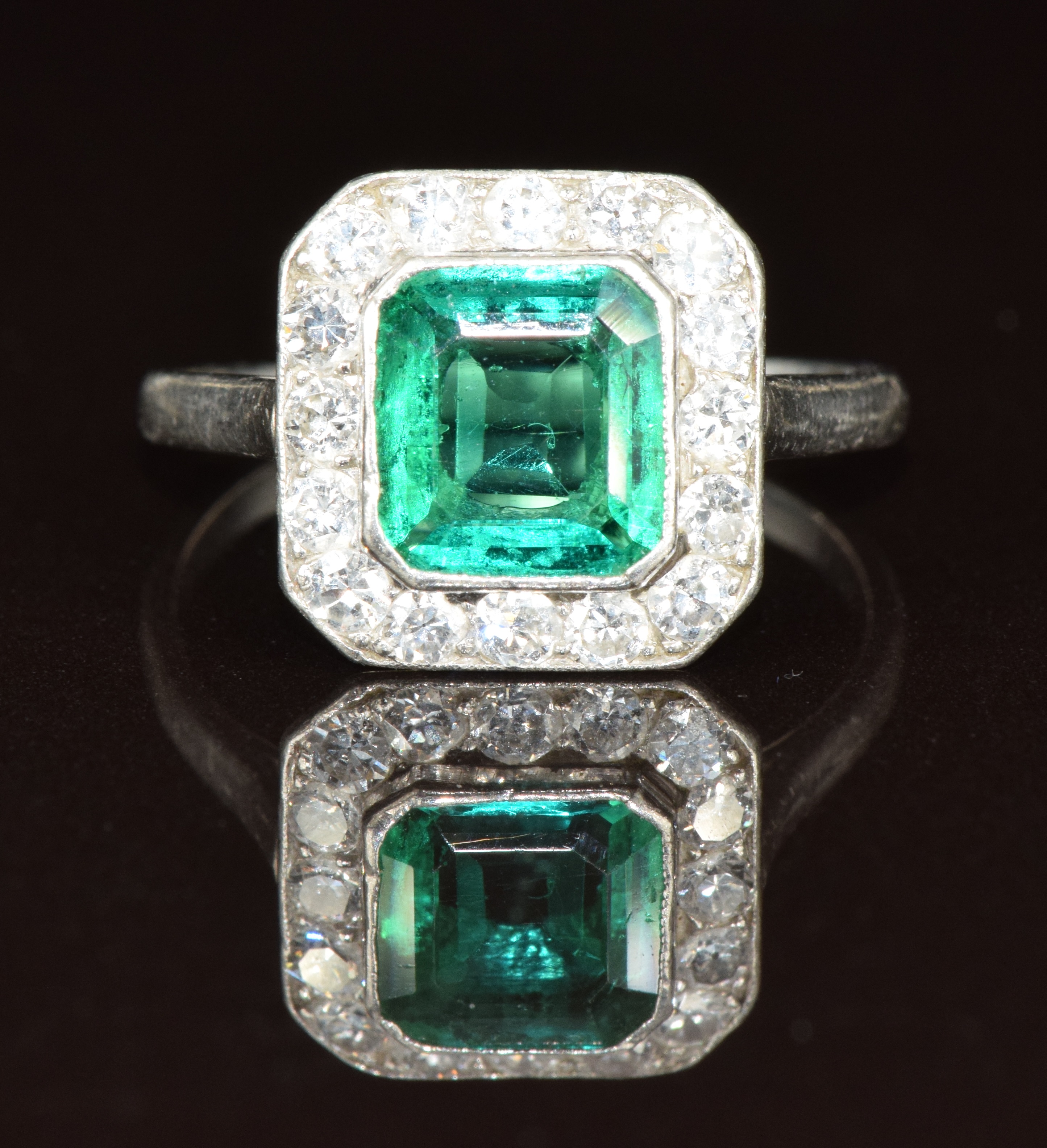 Art Deco platinum ring set with an emerald cut emerald of approximately 1ct surrounded by 16 round - Image 3 of 4