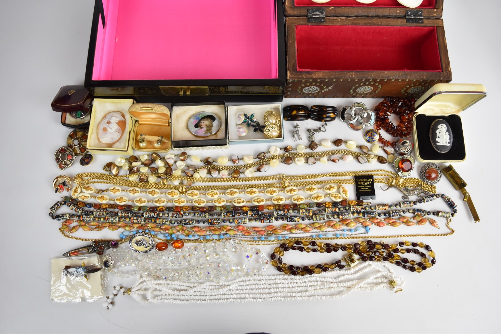 A collection of jewellery including amber necklace, six Miracle brooches, Wedgwood brooch, silver - Image 2 of 5