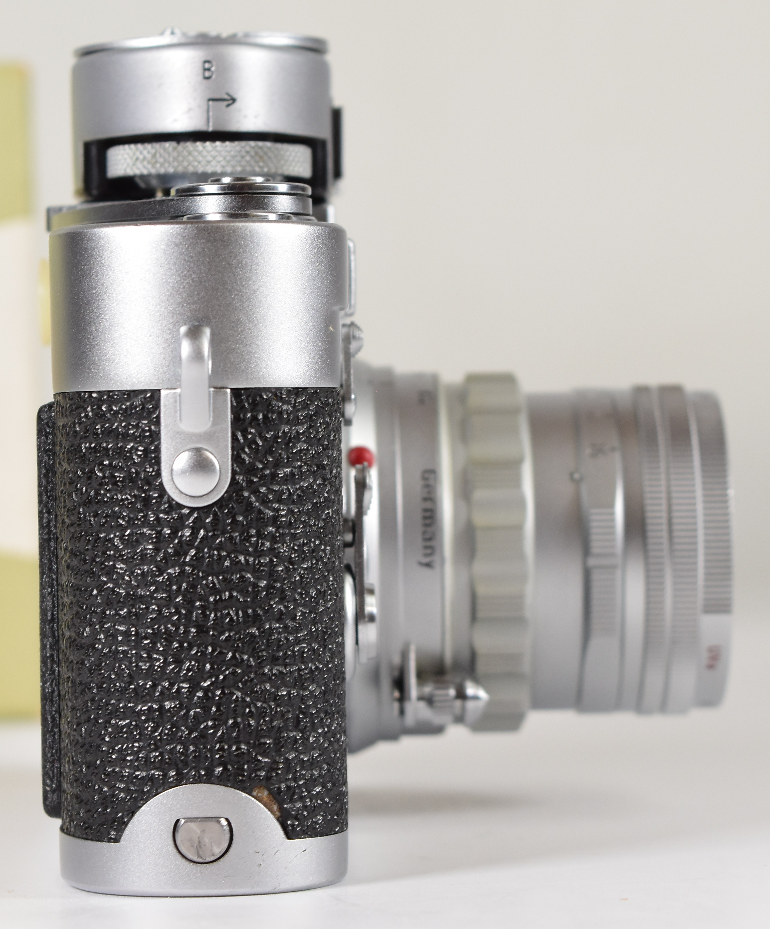 Leica M3 double stroke 35mm rangefinder camera with chrome body, serial number 895037, circa 1957, - Image 3 of 15