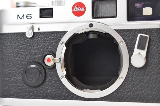 Leica M6 35mm rangefinder camera with chrome body, serial number 1739719, circa 1988, in original - Image 8 of 14