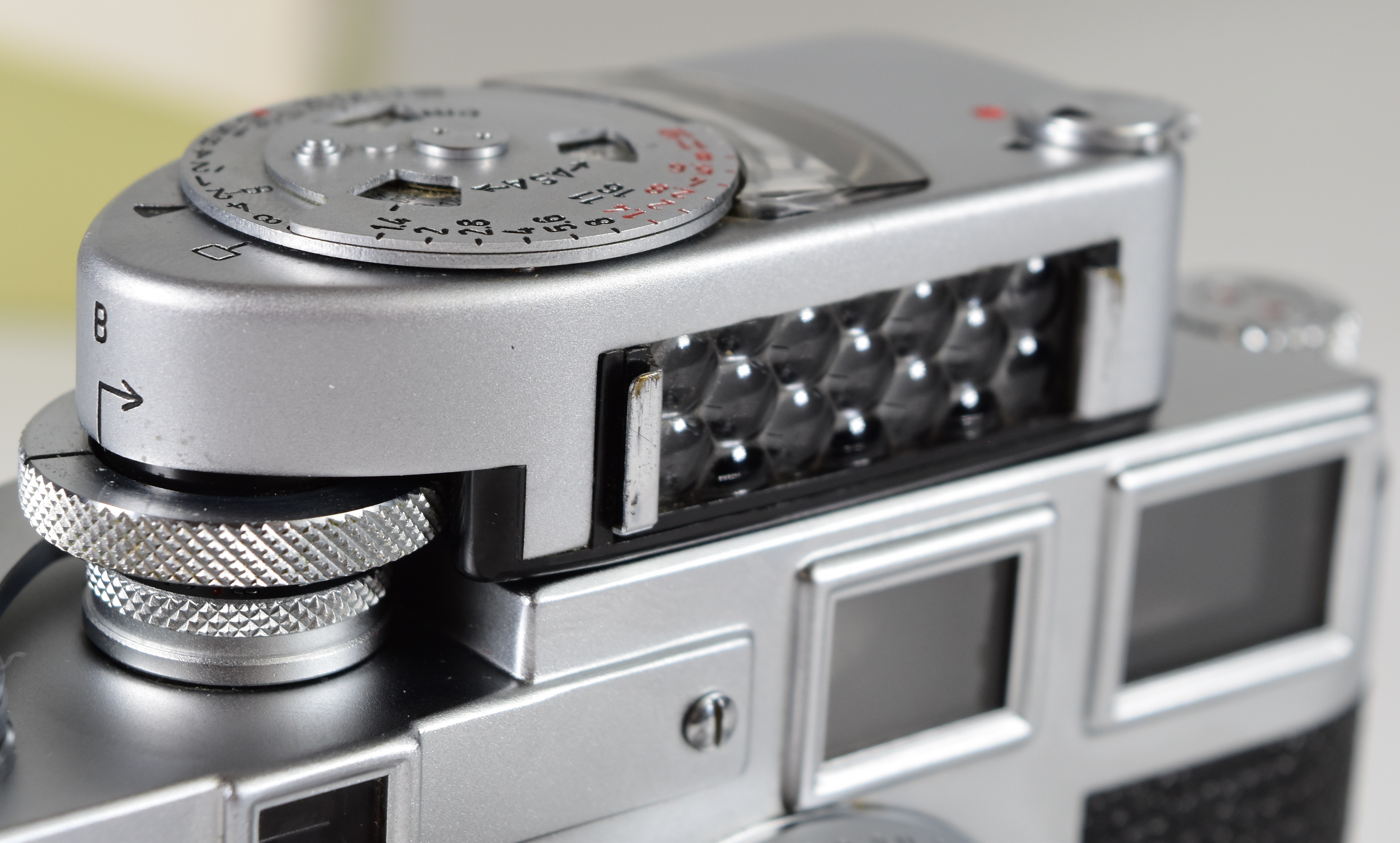 Leica M3 double stroke 35mm rangefinder camera with chrome body, serial number 895037, circa 1957, - Image 6 of 15