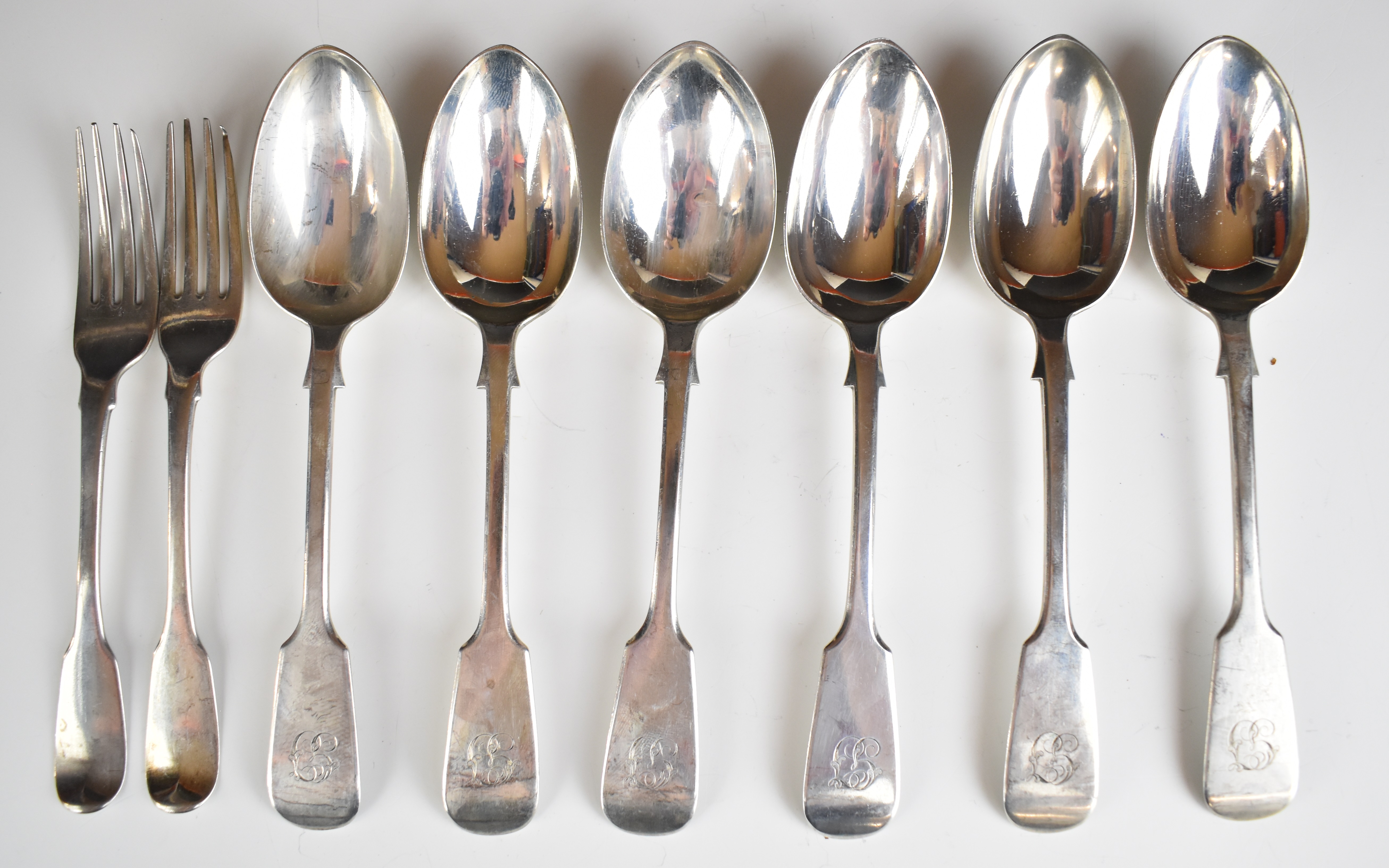 Set of six Victorian hallmarked silver fiddle pattern dessert spoons, London 1883, maker John Pope