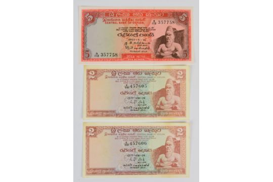 Six Sri Lanka (formerly Ceylon) banknotes dated 1977 including two consecutive high-grade 50 Rupees, - Image 6 of 7