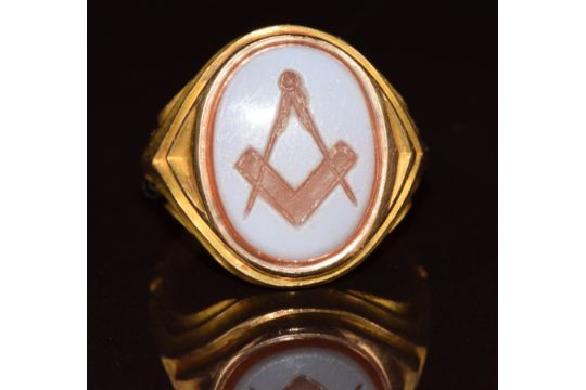 A 15ct gold signet ring set with a carved agate intaglio depicting a Masonic symbol, 6.4g, size L - Image 1 of 3