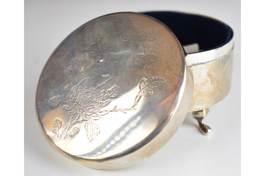 Chinese silver dressing table trinket box of plain circular form with engraved floral decoration - Image 2 of 3