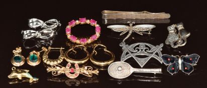 Two pairs of 9ct gold earrings, 9ct gold horseshoe brooch set with diamonds and paste, 9ct gold