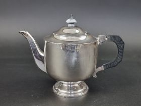 An Edwardian silver teapot, by Walker & Hall, Sheffield 1909, 14cm high, gross weight 294g.