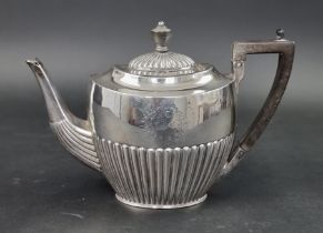 A Victorian silver teapot, by Atkin Brothers, Sheffield 1899, gross weight 547g.