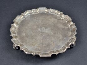 An Edwardian silver piecrust card tray, by Thomas Bradbury & Sons, London 1903, 21cm diameter, 418g.