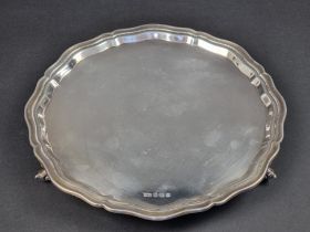 A silver salver, by Viners, Sheffield 1962, 26cm diameter, 518g.