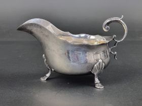 A silver sauce boat, by Atkin Brothers, Sheffield 1922, 8.5cm high, 135g.