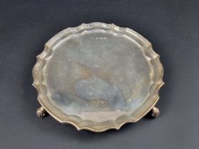 A silver piecrust card tray, by John Taylor Ltd, Birmingham 1981, 21cm diameter, 345g.