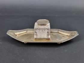 A silver inkstand, by Lee & Wigfull, Sheffield 1920, 25cm long, 203g weighable.