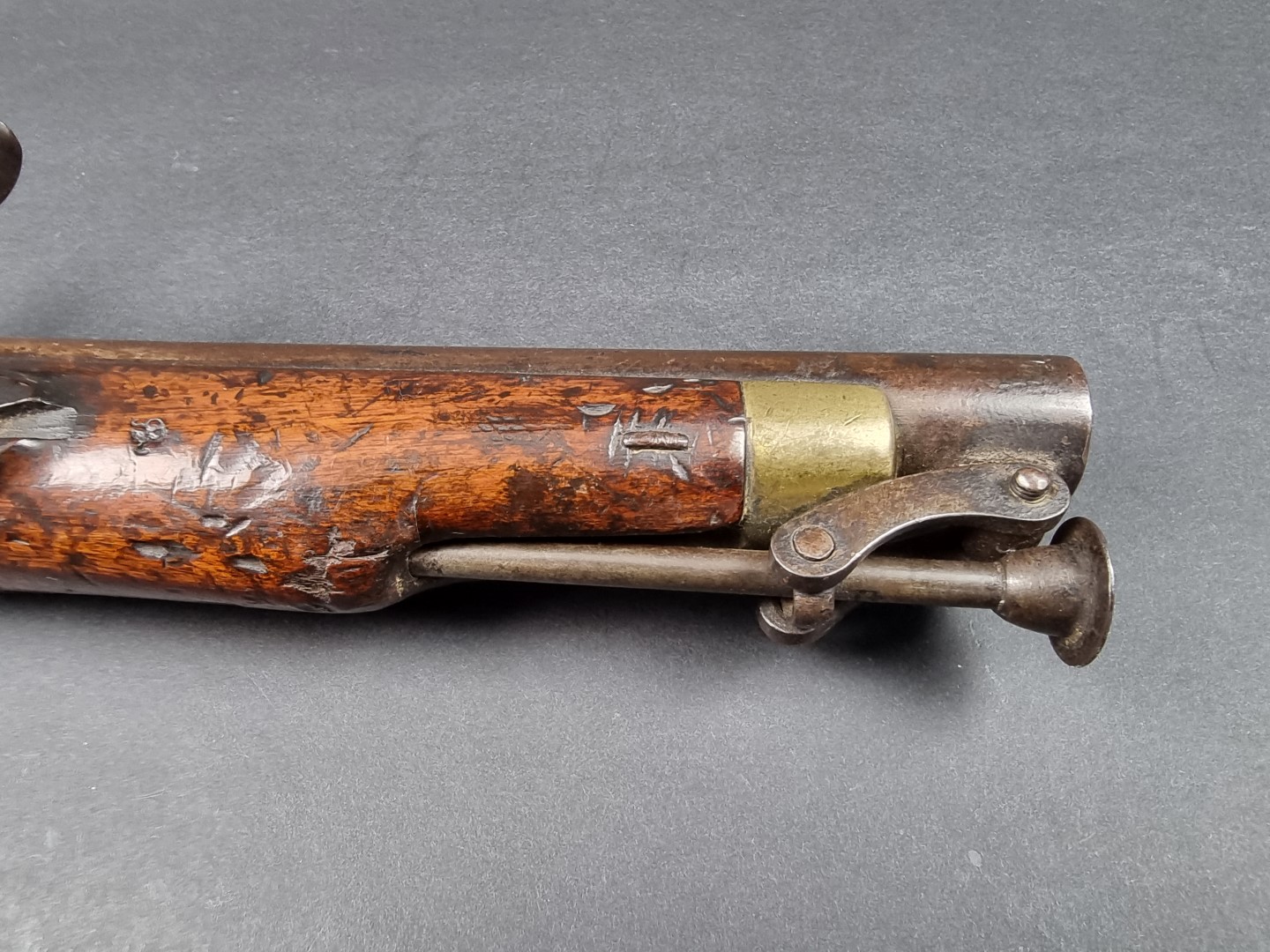 A Georgian New Land Pattern cavalry pistol, with 8.5 inch barrel, brass mounts and captive steel ram - Image 3 of 6