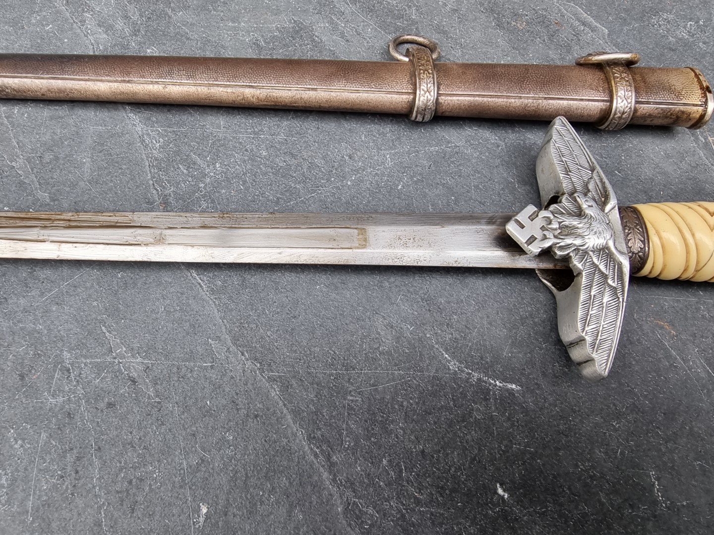 A German Third Reich Luftwaffe Officer's 2nd pattern dagger and sheath, with 25cm blade. - Image 3 of 8