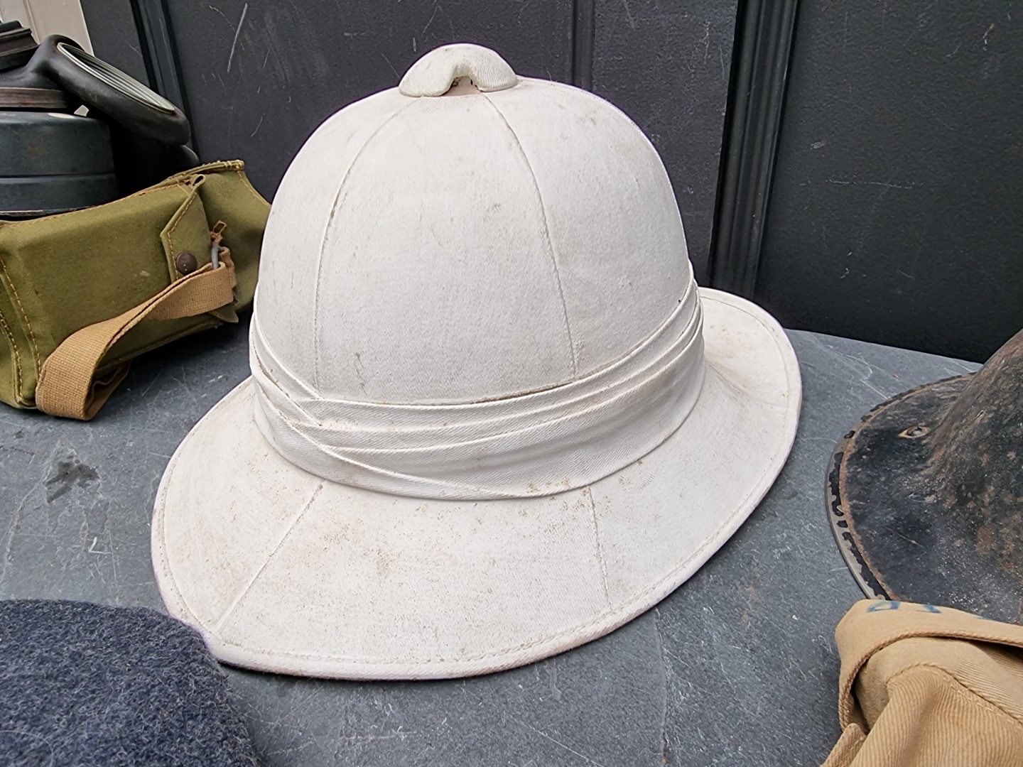 A group of militaria; comprising a British gas mask, dated 1943; an RAF officer's peaked cap; an ARP - Image 4 of 7