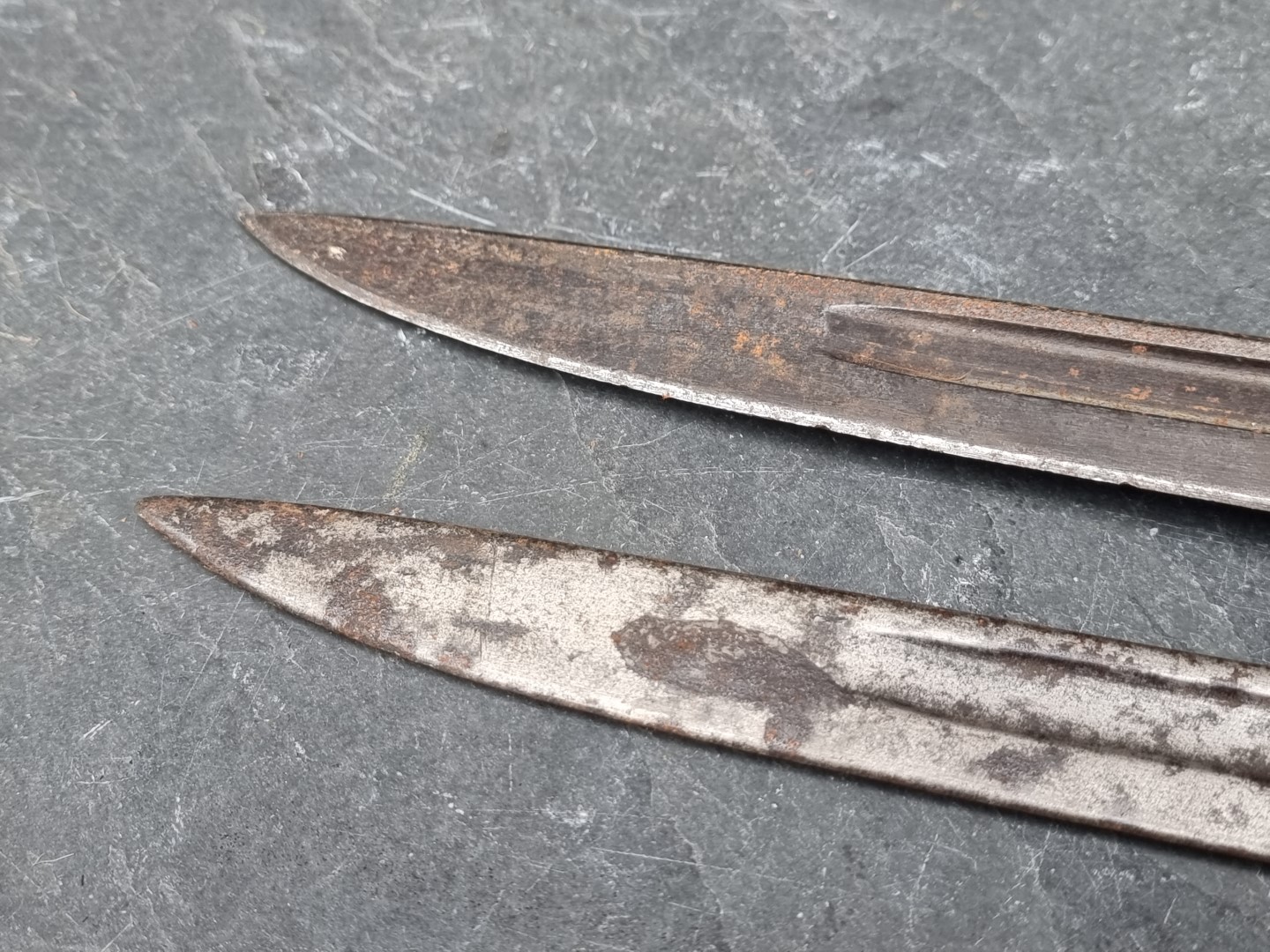 Two WWI British Military 1913 pattern Remington bayonets, dated 5-16 and 2-17. - Image 10 of 10