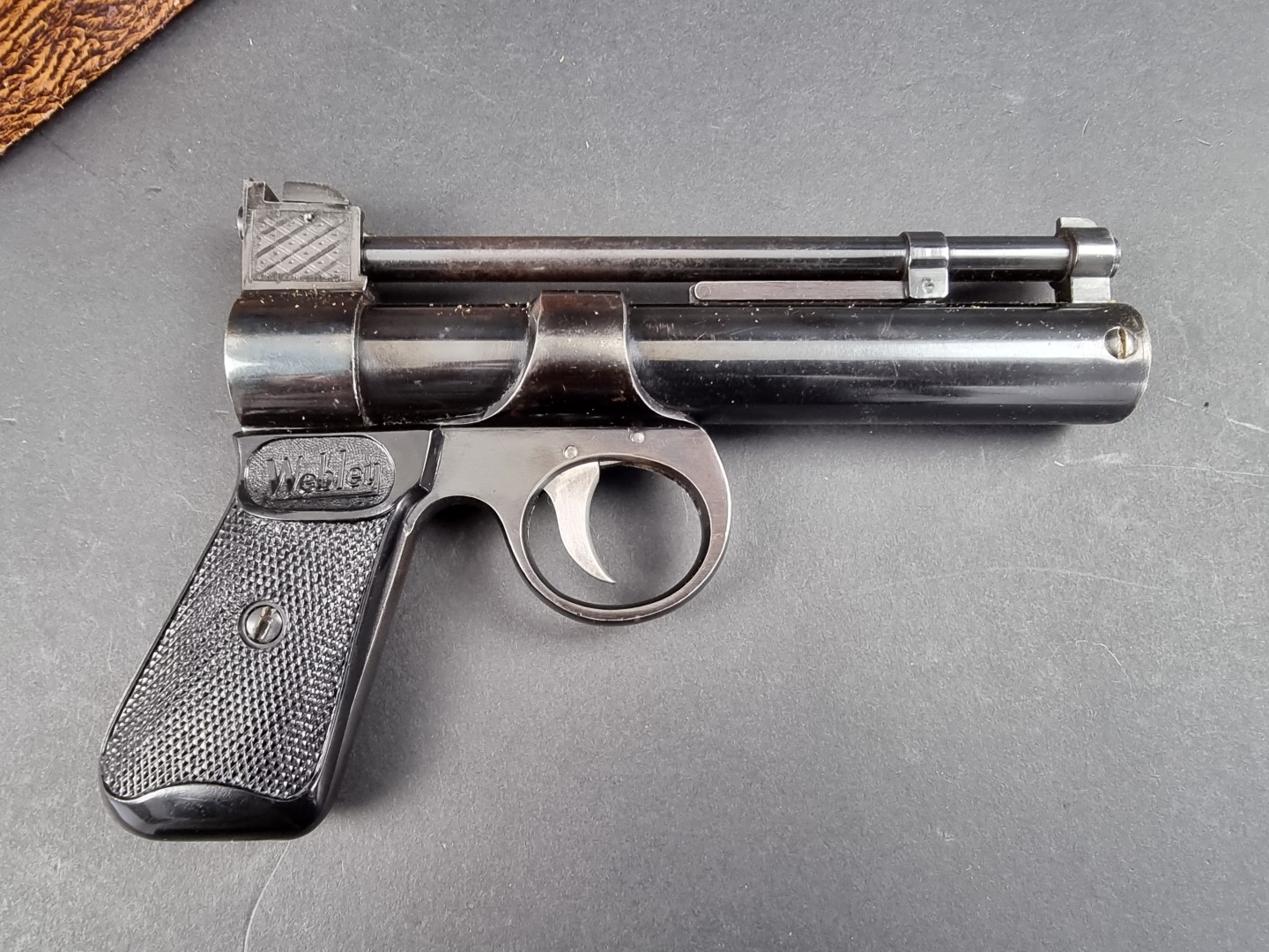 A Webley Junior .177 cal air pistol, Batch No. 135, boxed. - Image 3 of 3