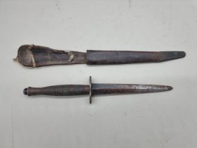A Fairbairn-Sykes type third pattern fighting knife and sheath. (s.d.).