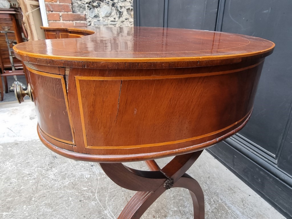 A reproduction mahogany and line inlaid kidney shaped desk, 99cm wide. - Image 5 of 7