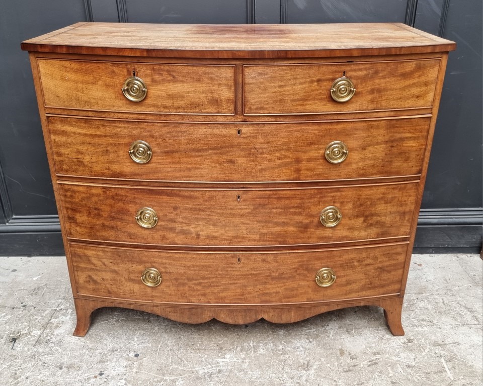 A George III mahogany bowfront chest of drawers, 117.5cm wide.