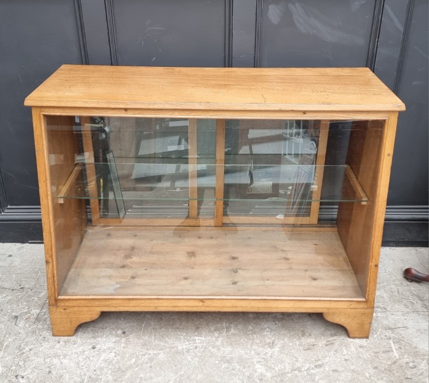 A vintage oak shop's display counter, 124.5cm wide.