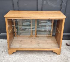 A vintage oak shop's display counter, 124.5cm wide.