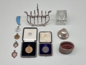 A mixed lot, to include a copper and agate box and cover, 6cm wide; a small silver capstan