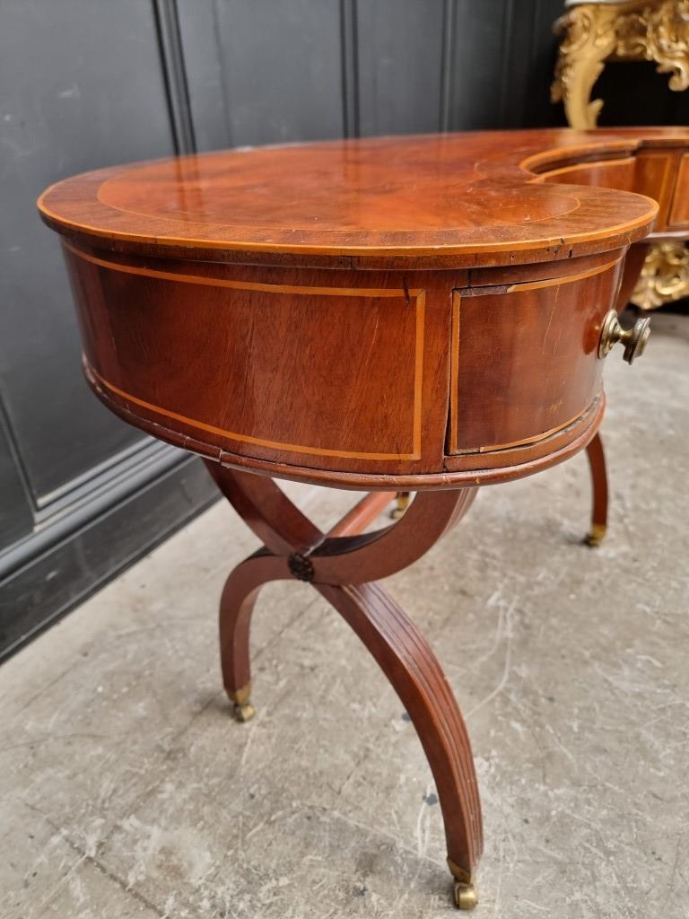 A reproduction mahogany and line inlaid kidney shaped desk, 99cm wide. - Image 7 of 7