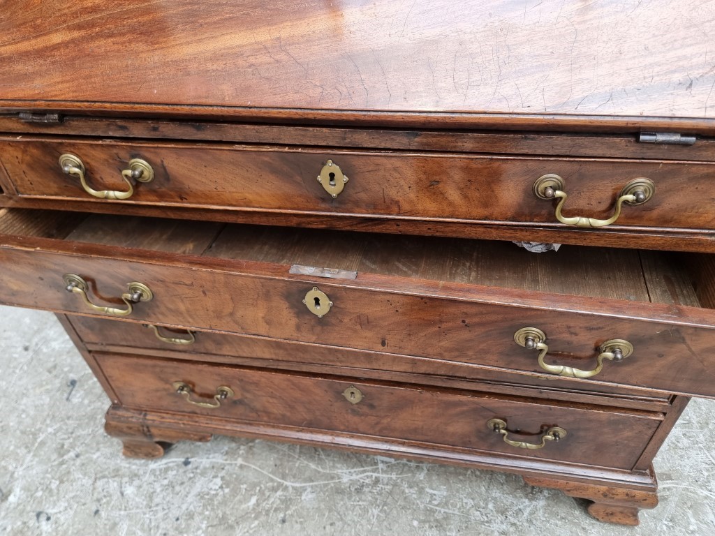 A George III mahogany bureau, 91.5cm wide. - Image 5 of 6