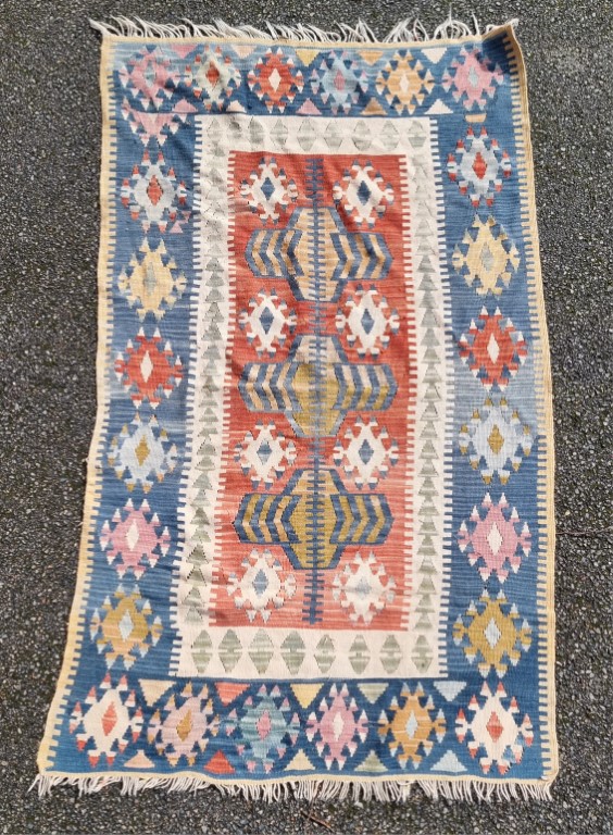 A Kelim flatweave rug, 194 x 113cm.